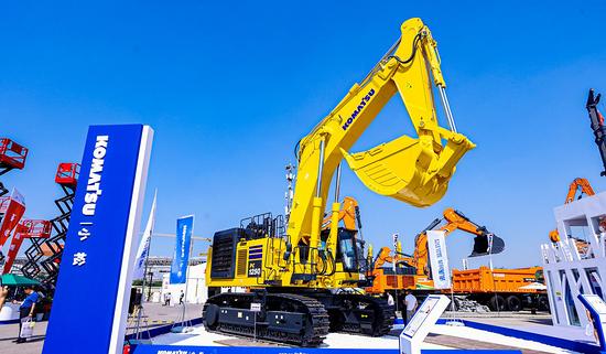 I december körde Kinas Komatsu-grävmaskiner i 108 timmar, en ökning med 19,5 % jämfört med föregående år; övriga fyra regioner såg också positiv tillväxt jämfört med föregående år.